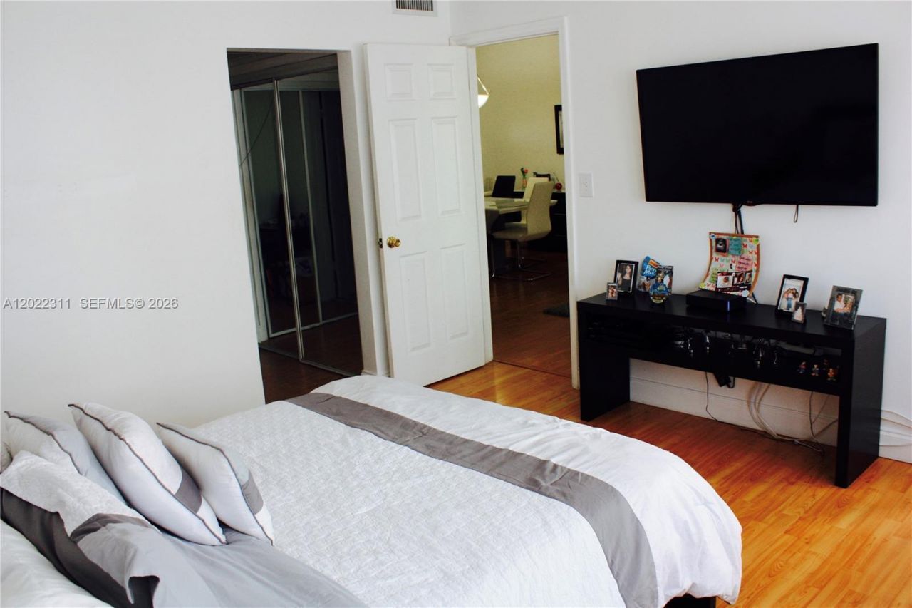 18555 NE 14th Ave , Unit 702A, Miami, FL 33179 Photo
