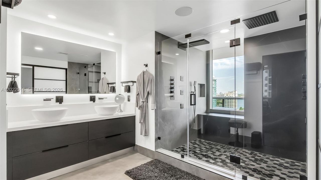 5875 Collins Ave, Unit 1807, Miami Beach, FL 33140 Photo