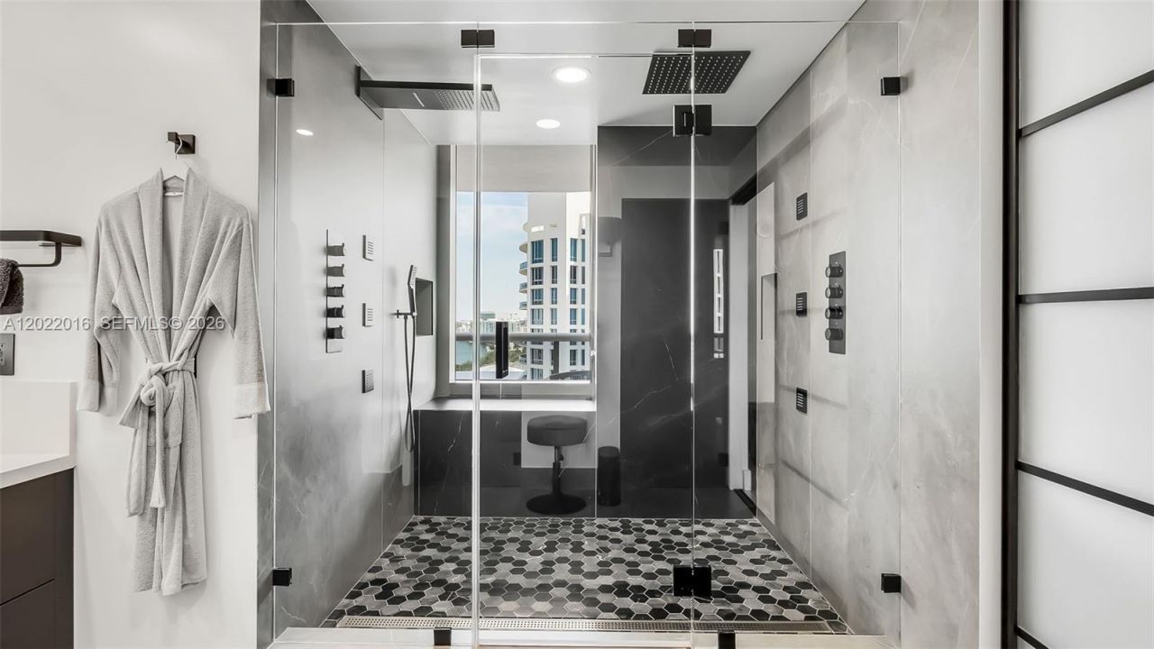 5875 Collins Ave, Unit 1807, Miami Beach, FL 33140 Photo