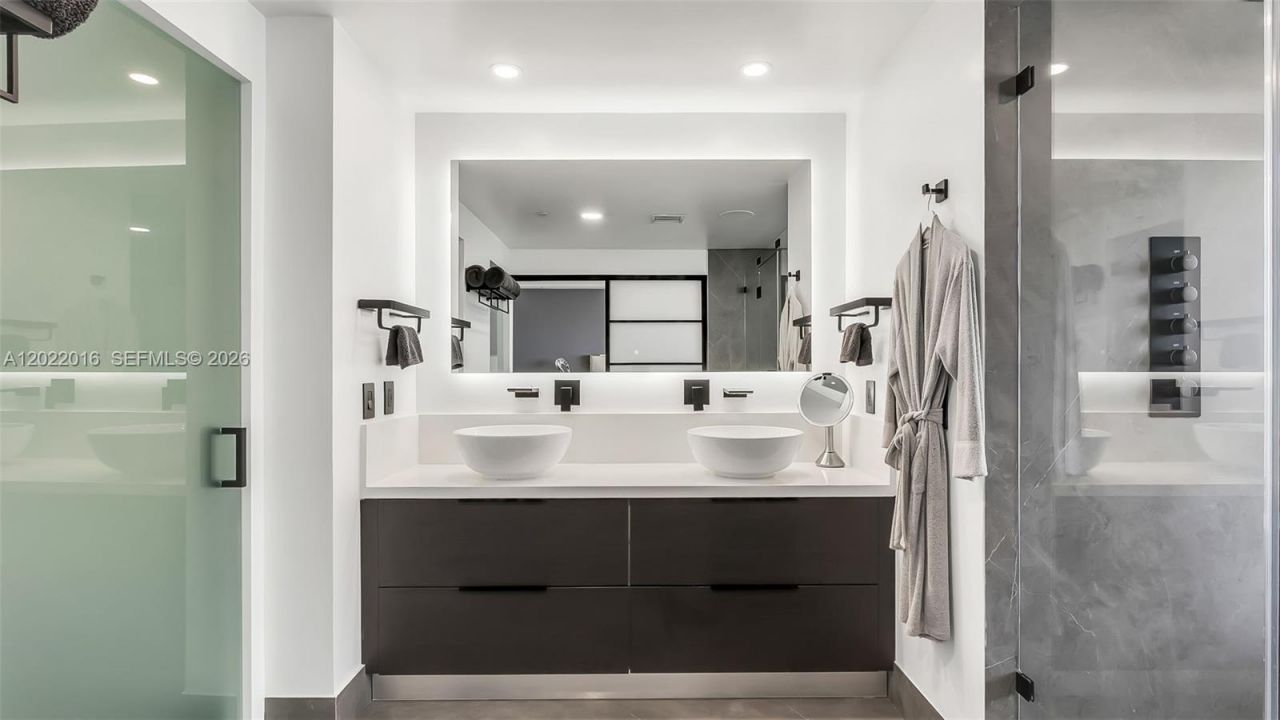 5875 Collins Ave, Unit 1807, Miami Beach, FL 33140 Photo