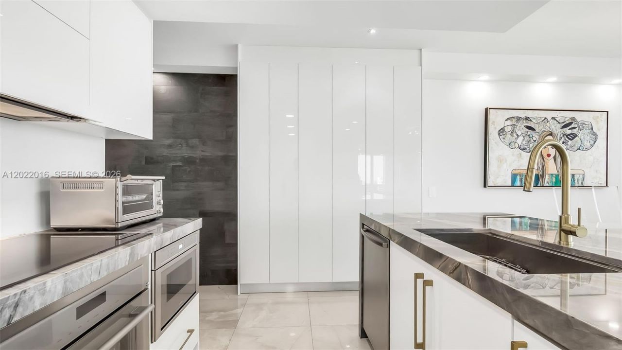 5875 Collins Ave, Unit 1807, Miami Beach, FL 33140 Photo