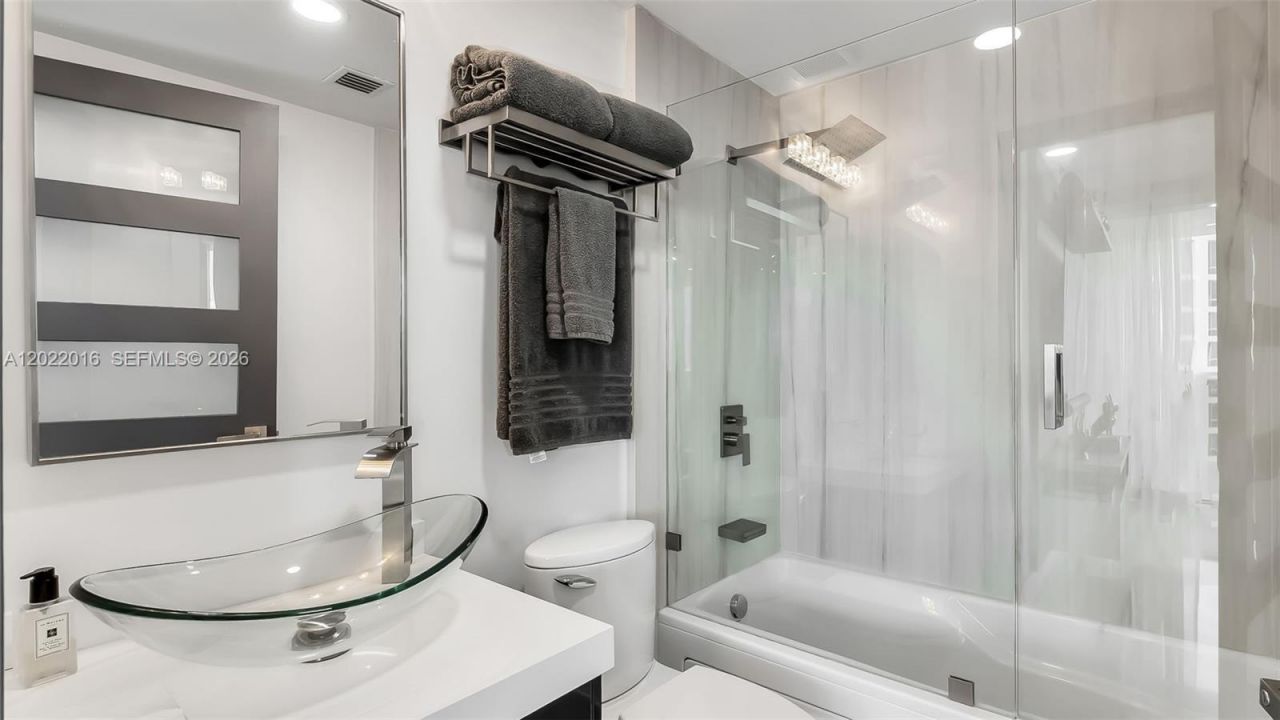 5875 Collins Ave, Unit 1807, Miami Beach, FL 33140 Photo