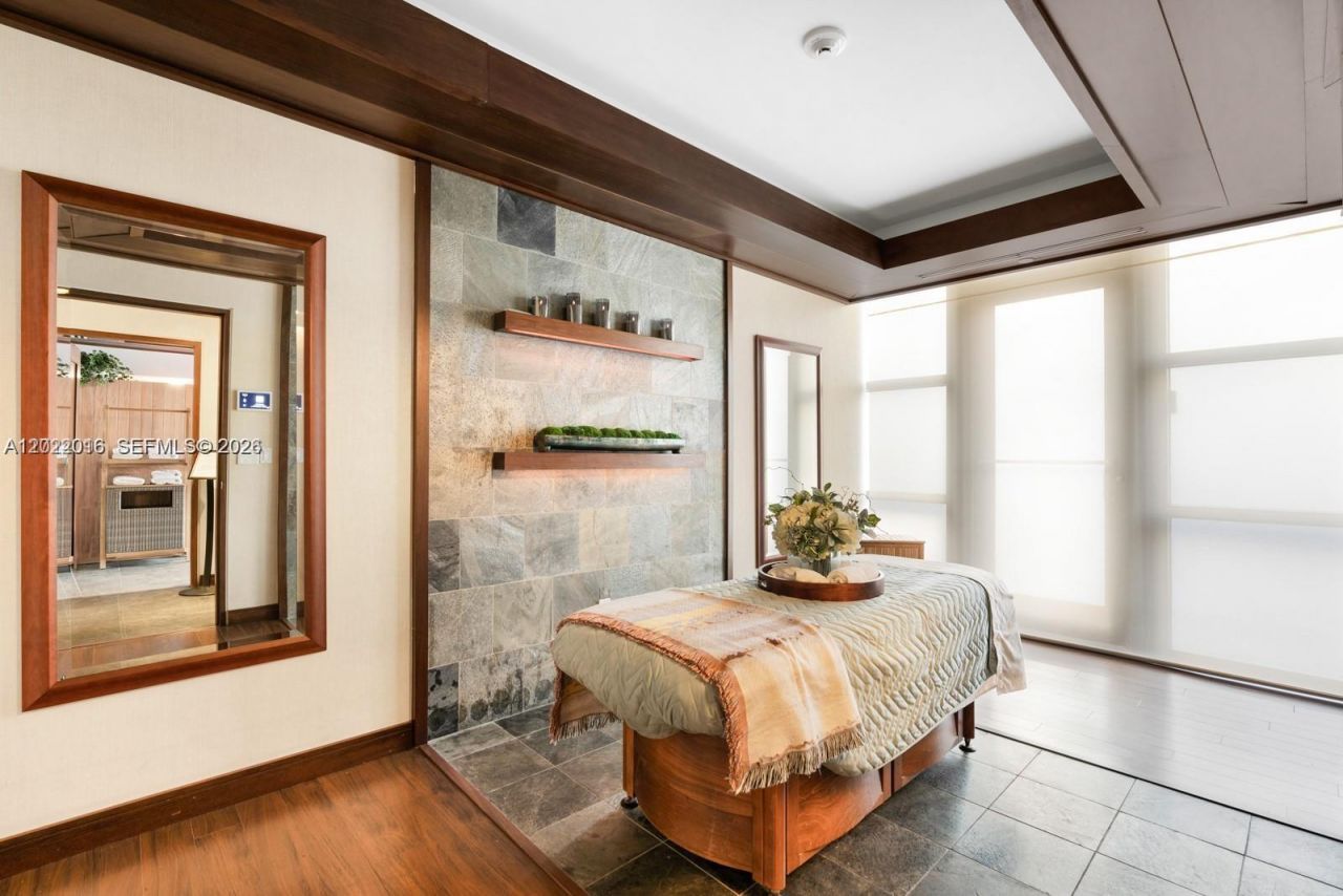 5875 Collins Ave, Unit 1807, Miami Beach, FL 33140 Photo