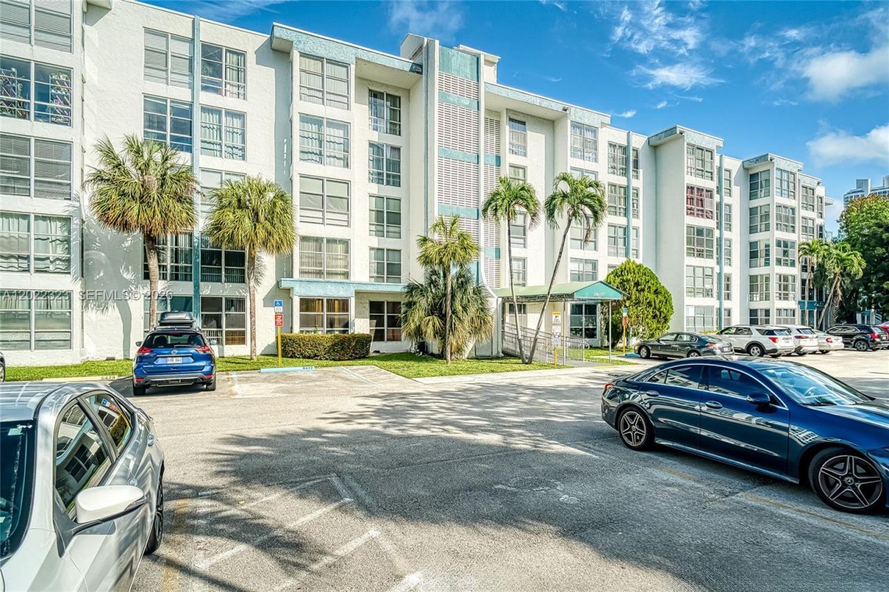 200 177th Dr , Unit 519, Sunny Isles Beach, FL 33160 Photo