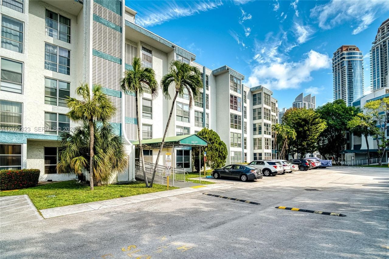 200 177th Dr , Unit 519, Sunny Isles Beach, FL 33160 Photo