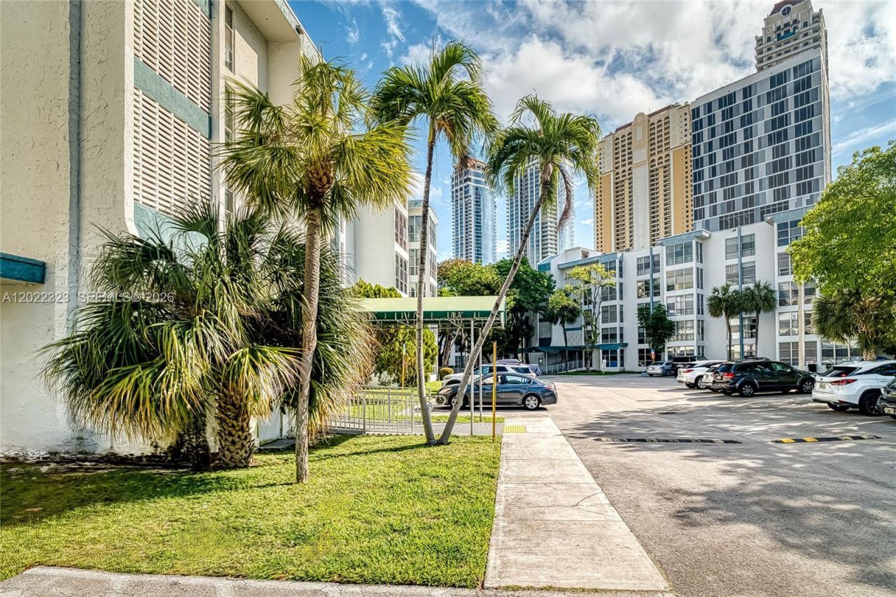 200 177th Dr , Unit 519, Sunny Isles Beach, FL 33160 Photo