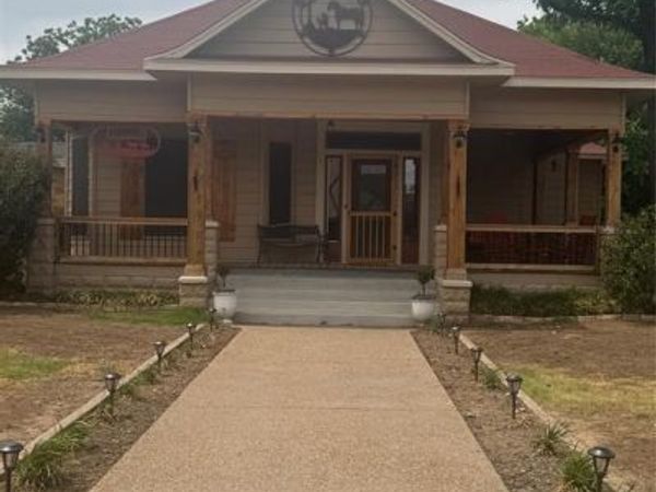 400 Cain Street , Quanah, TX 79252