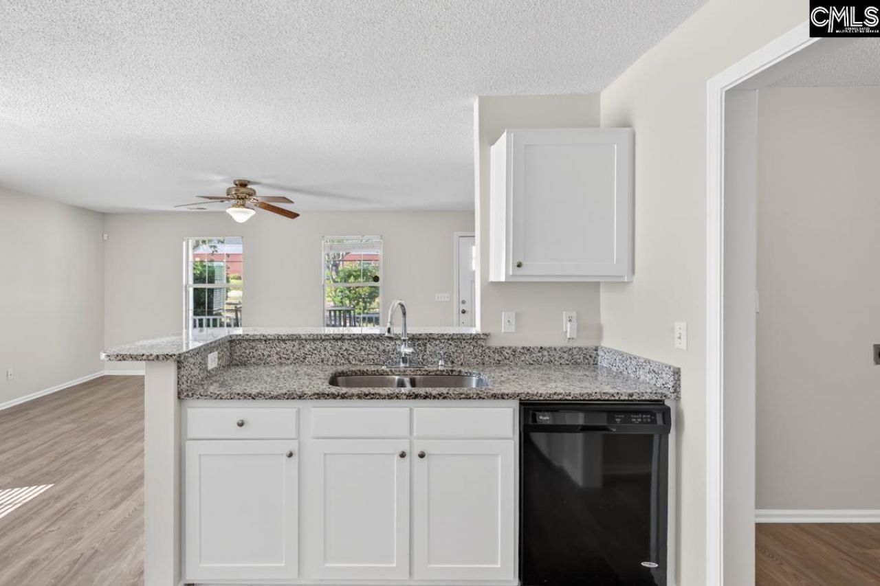 104 Rolling Knoll Drive  Photo 5