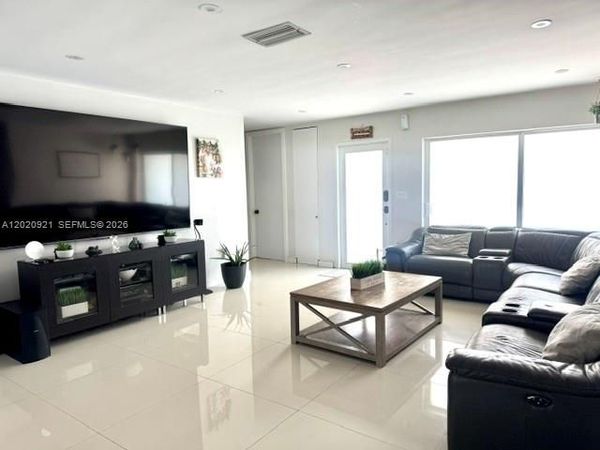 9551 NW 19th Pl, Sunrise, FL 33322