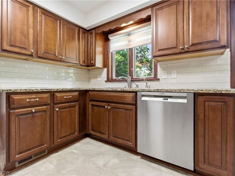 2056 Laurel Hill Drive, South Euclid, OH 44121 Photo 16