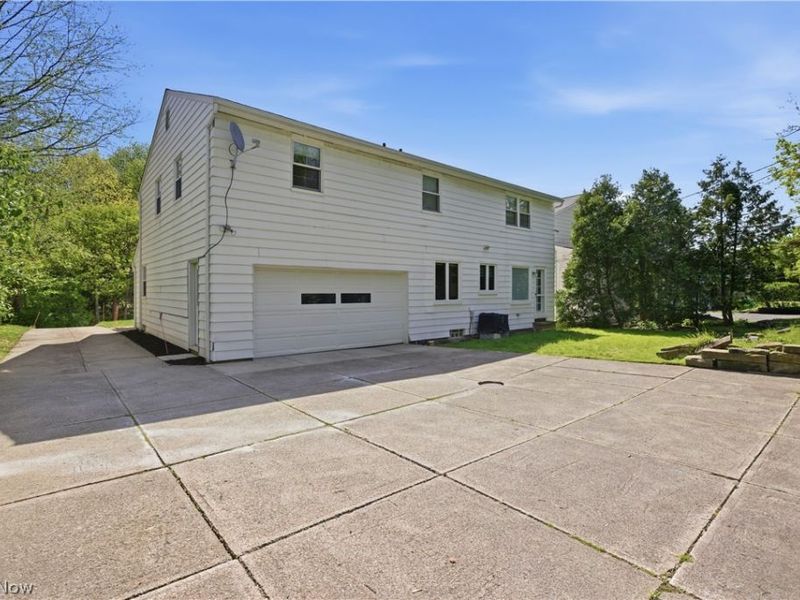 2056 Laurel Hill Drive, South Euclid, OH 44121 Photo 3