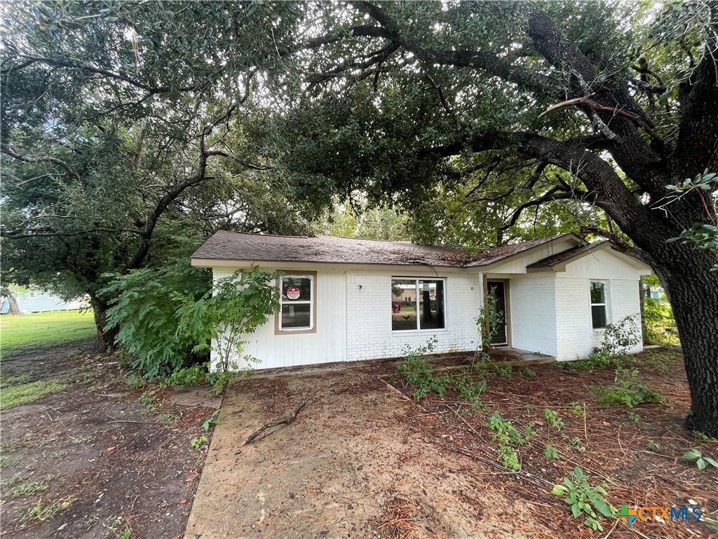 462 Avenue B , Markham, TX 77456 Main Photo