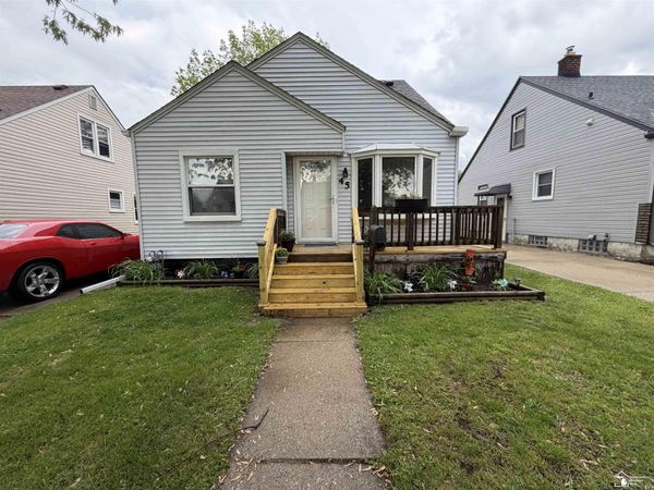 45 Cleveland Street, Trenton, MI 48183