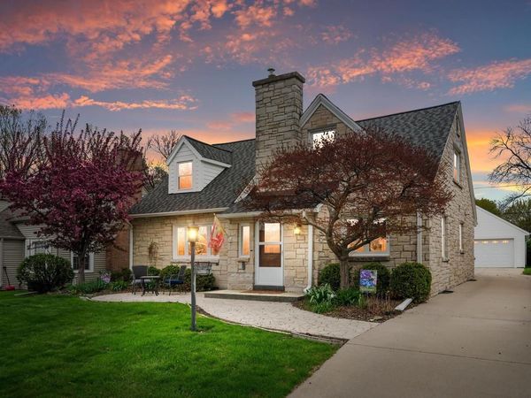 2556 N 96th STREET, Wauwatosa, WI 53226