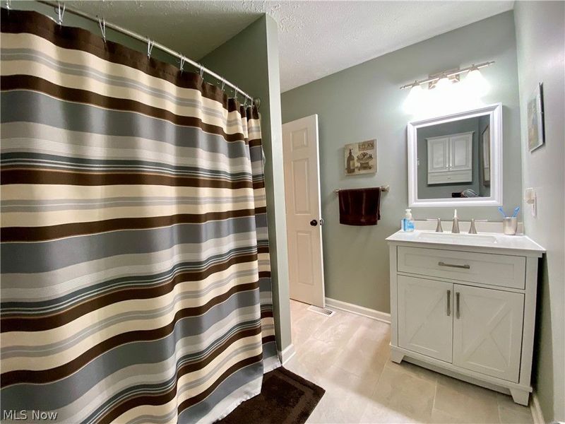 578 FIELDSTONE Drive , Amherst, OH 44001 Photo 25