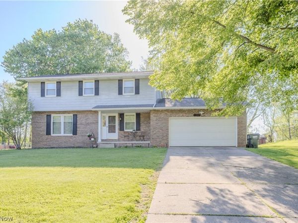 11805 Meadowlane Avenue NW, Uniontown, OH 44685