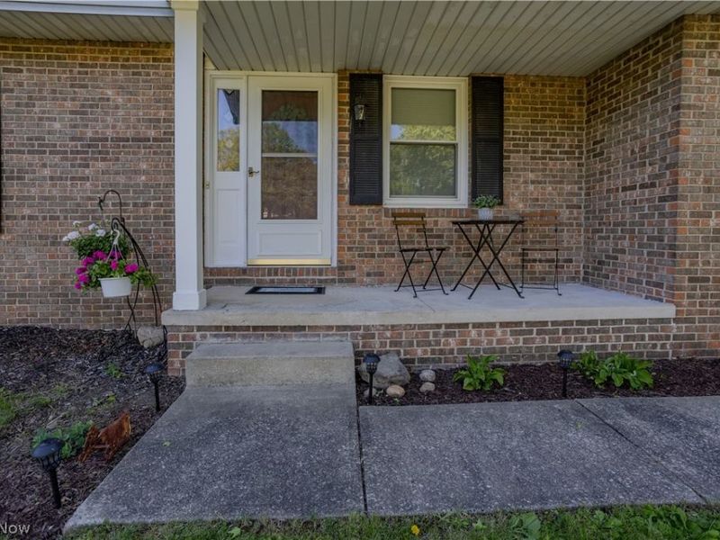 11805 Meadowlane Avenue NW, Uniontown, OH 44685 Photo 4