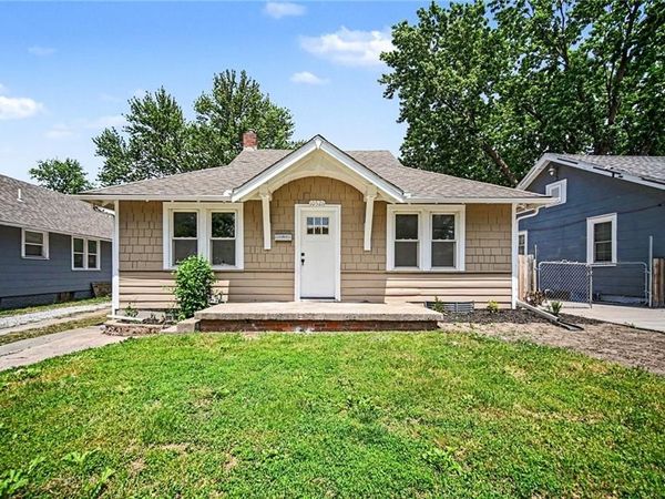 10526 E 9th Street, Independence, MO 64053