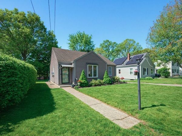 22 Hillcrest Ave, Seekonk, MA 02771