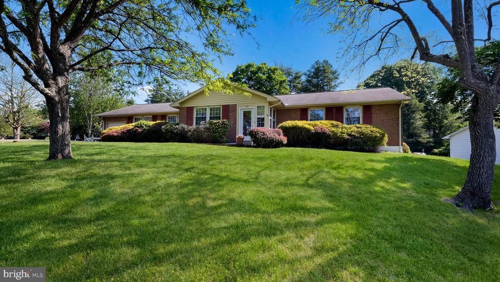 12 Seven Oaks Lane, Ewing, NJ 08628 Main Photo