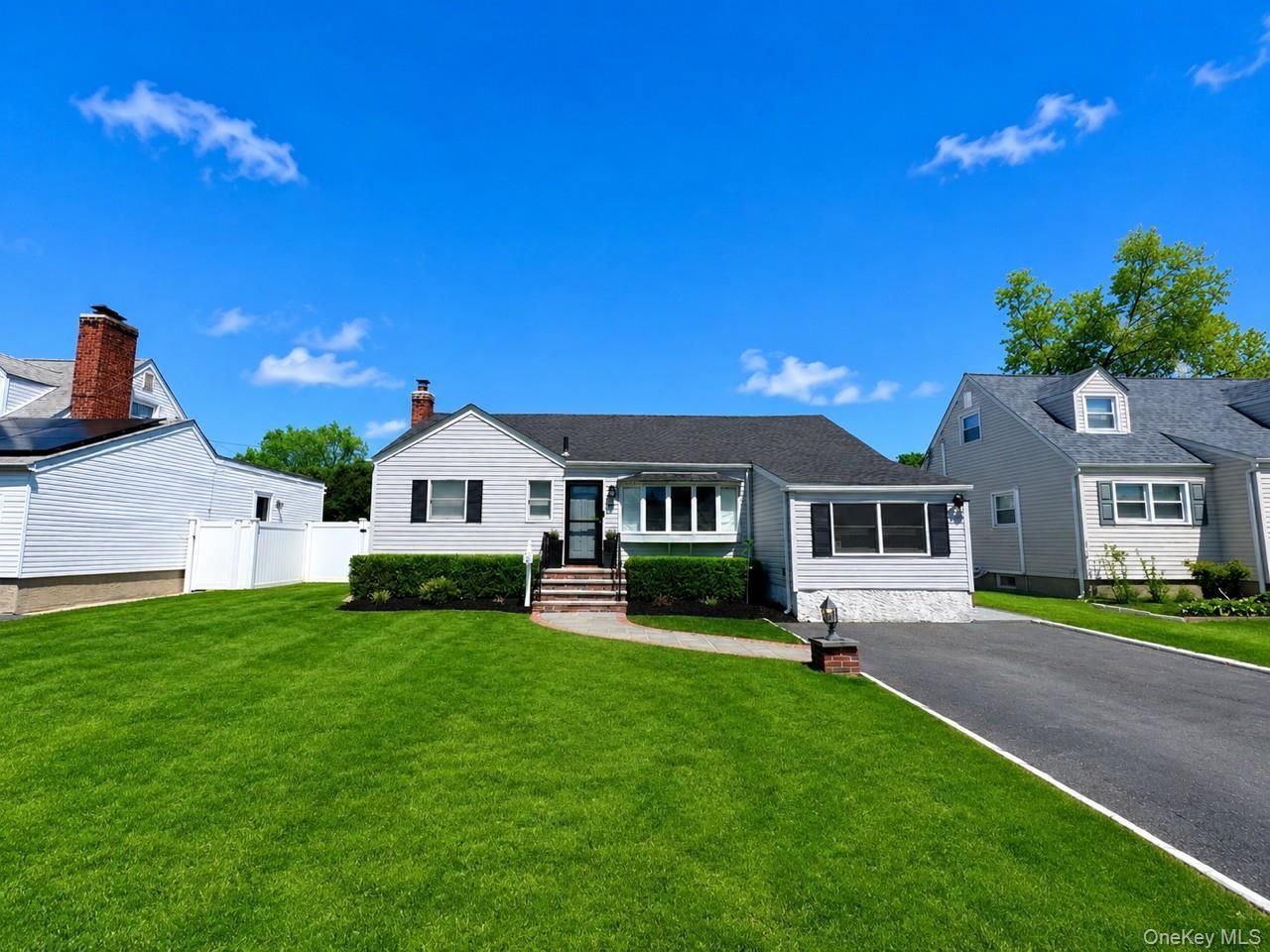 17 Shelly Court , Plainview, NY 11803 Main Photo