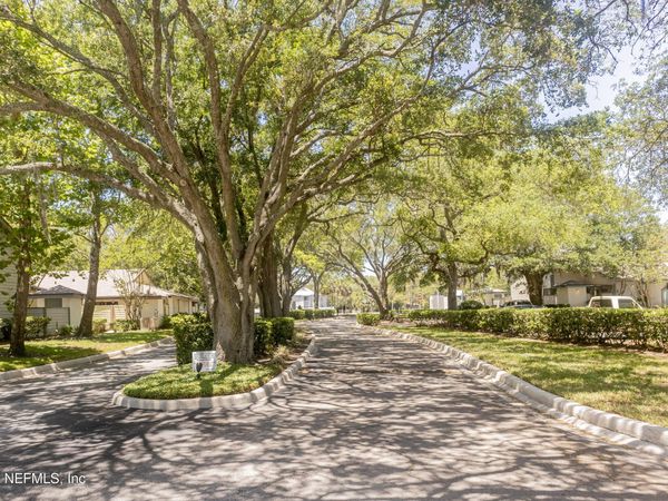 1403 W DEFENDER Court, Jacksonville, FL 32233