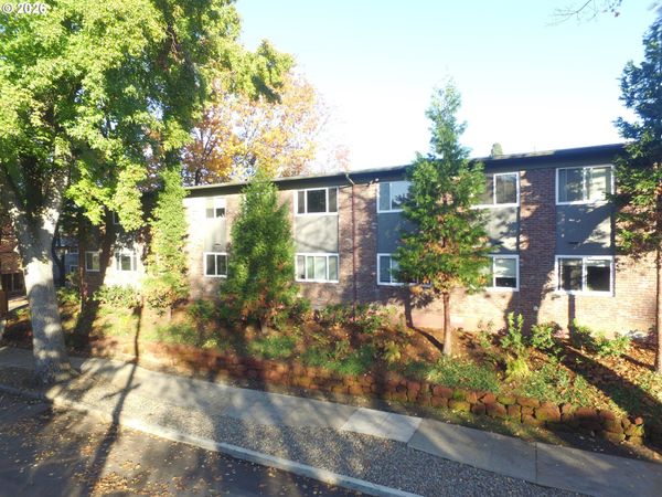 1800 SE STARK SE ST, Portland, OR 97214