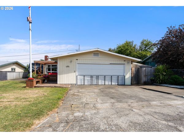 1070 Arago AVE, Coos Bay, OR 97420