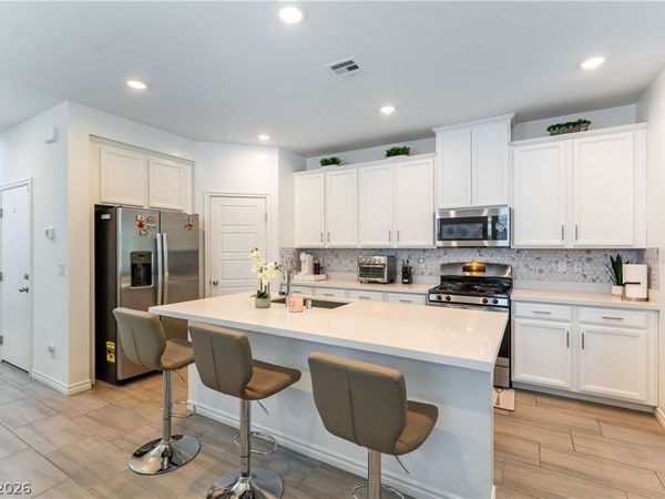 6807 Bayou Hollow Avenue, Las Vegas, NV 89156
