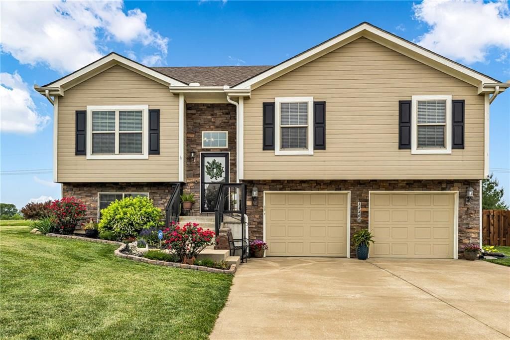 18400 Rock Ridge Street, Smithville, MO 64089 Main Photo