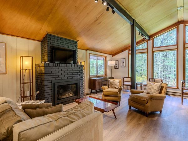 9 Mountain Acres Road, Jamaica, VT 05343