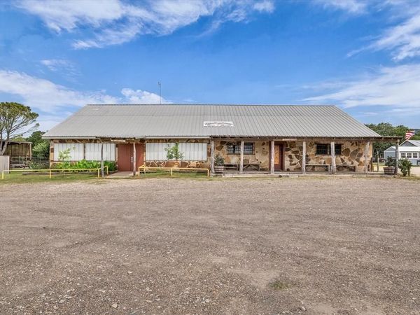 4553 Lake Felton Parkway , Hallsburg, TX 76705