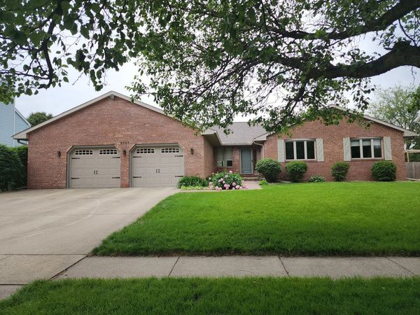 2707 Foxridge Run , Bloomington, IL 61704