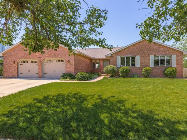 2707 Foxridge Run, Bloomington, IL 61704
