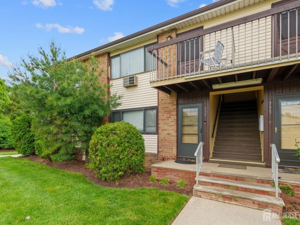 735 Cricket Lane , Woodbridge, NJ 07095
