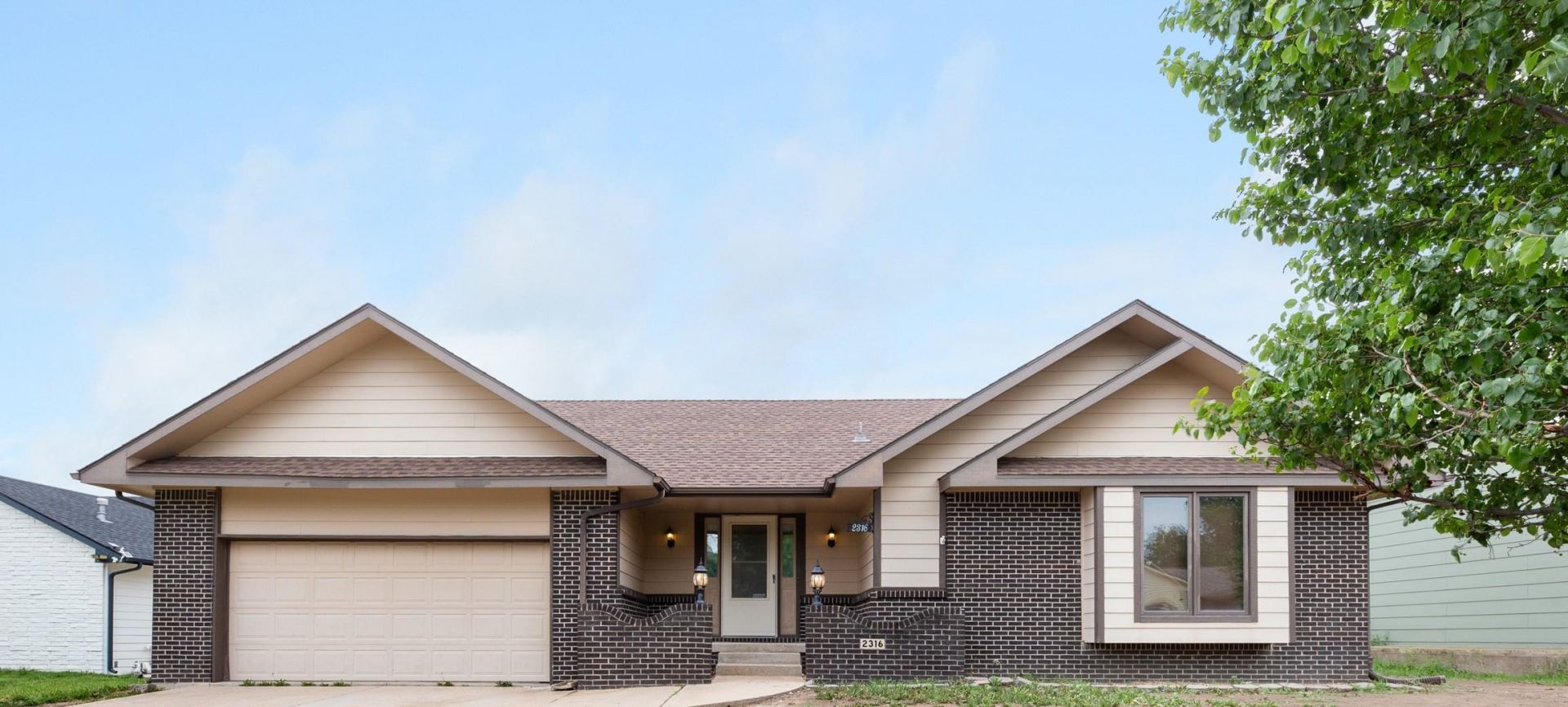 2316 S Linden Cir, Wichita, KS 67207 Main Photo