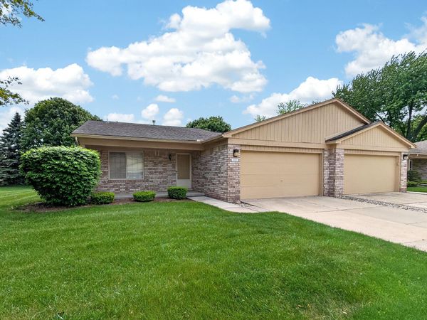41520 Janet Circle, Unit 60, Clinton Twp, MI 48038