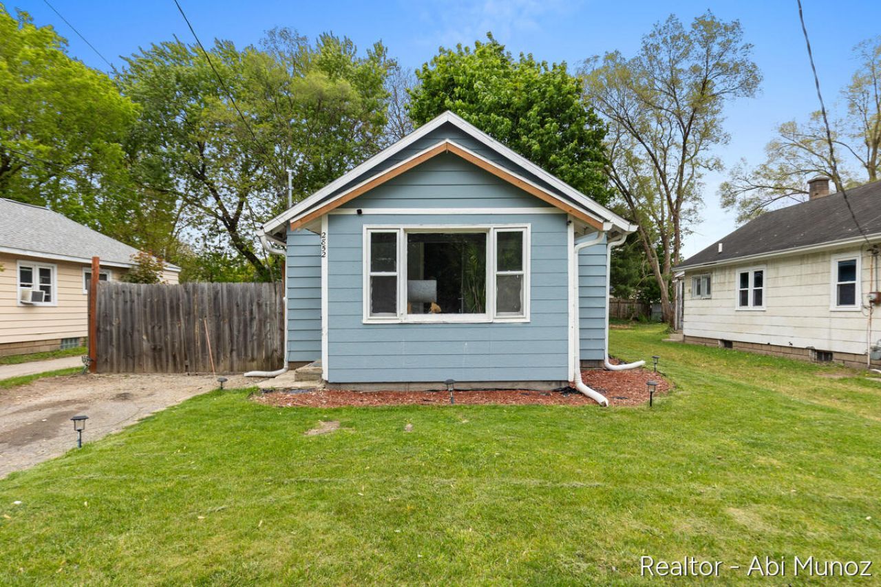 2852 Longstreet Avenue Sw, Wyoming, MI 49509 Main Photo