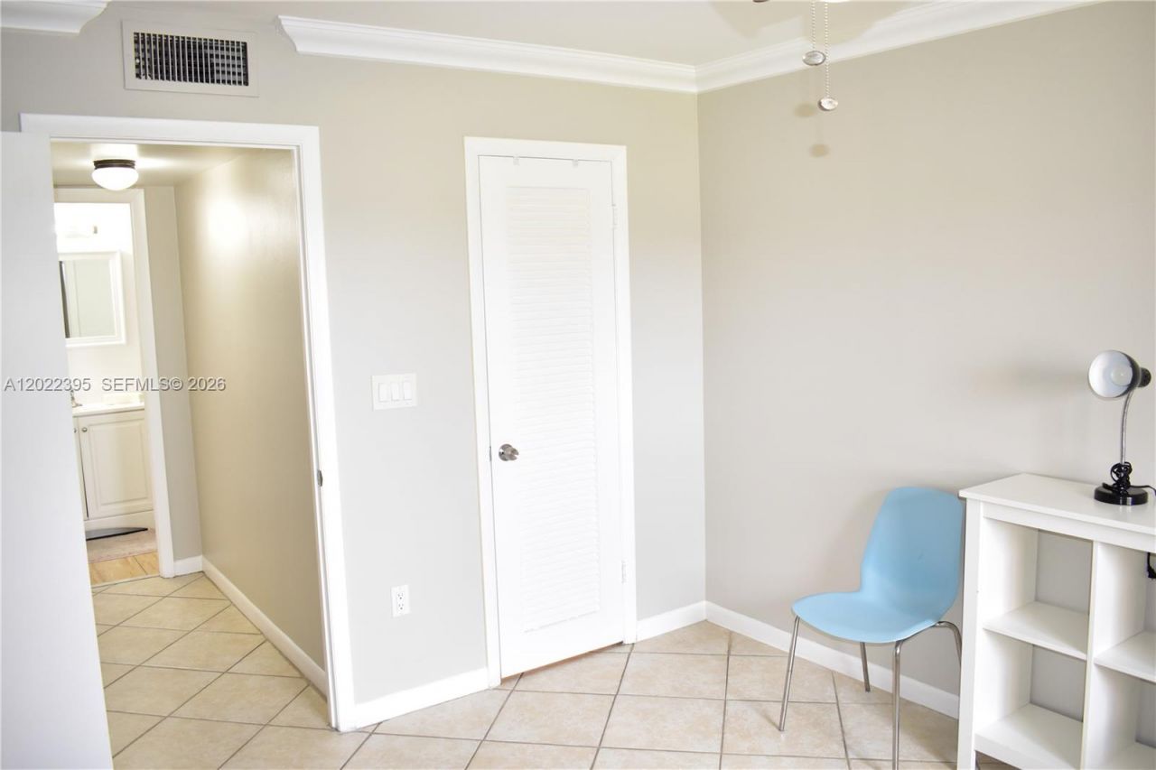 8861 Sunrise Lakes Blvd, Unit 305, Sunrise, FL 33322 Photo