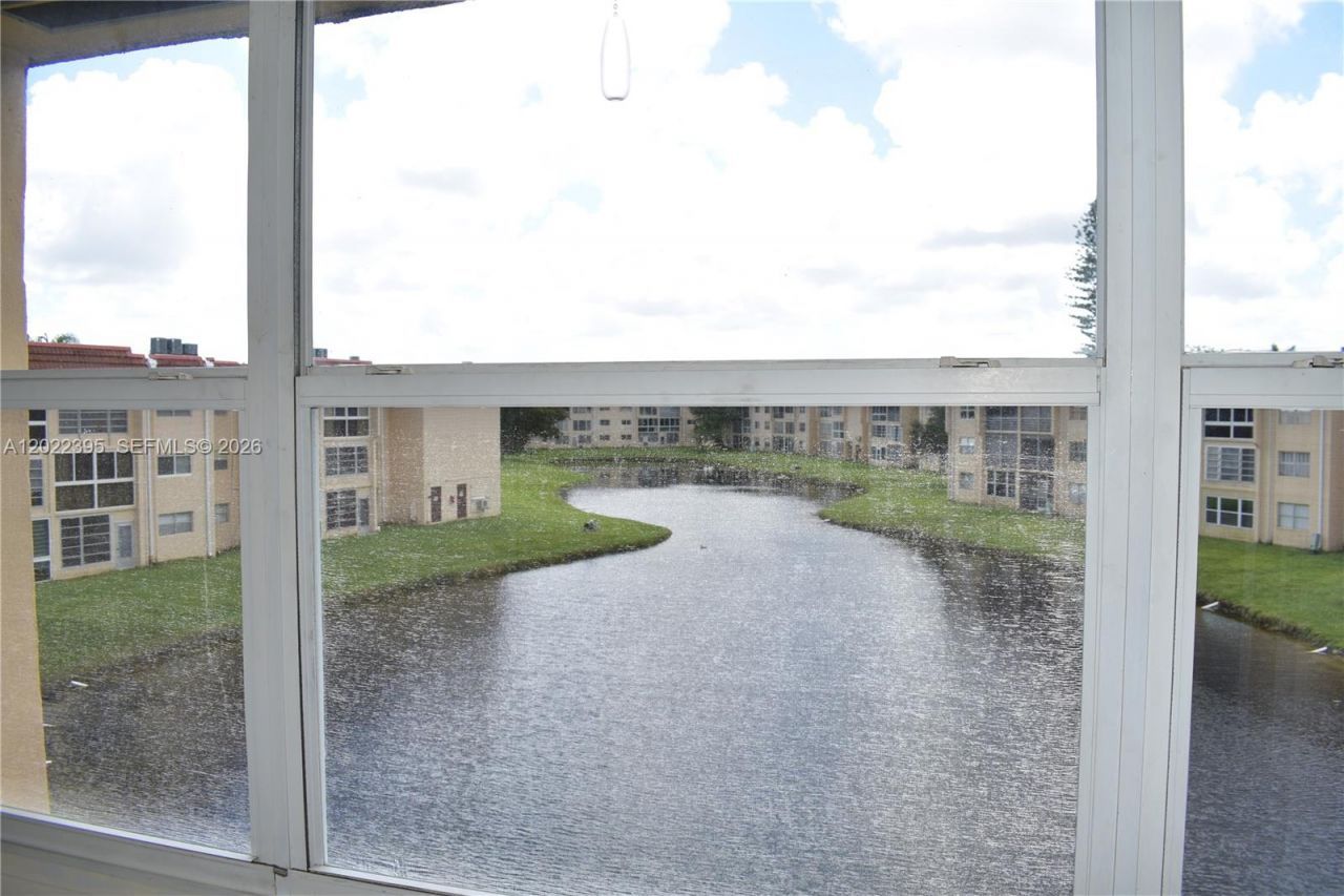 8861 Sunrise Lakes Blvd, Unit 305, Sunrise, FL 33322 Photo