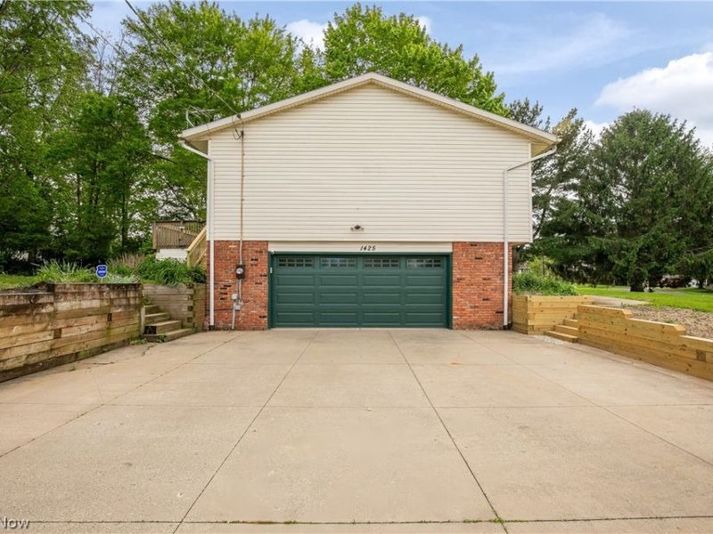 1425 Galaxy Drive, Mogadore, OH 44260 Photo 5
