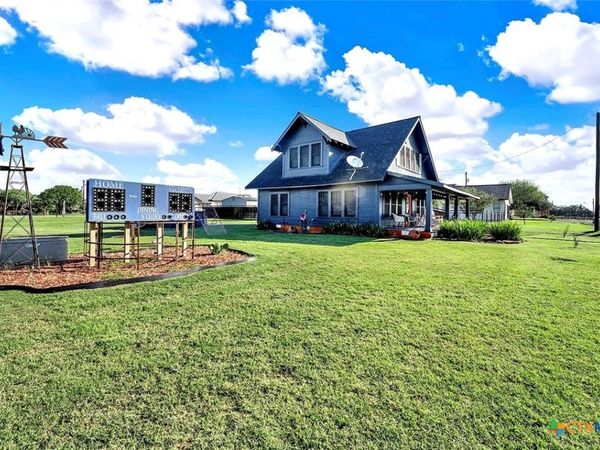 205 Brinkoeter Street , Poth, TX 78147