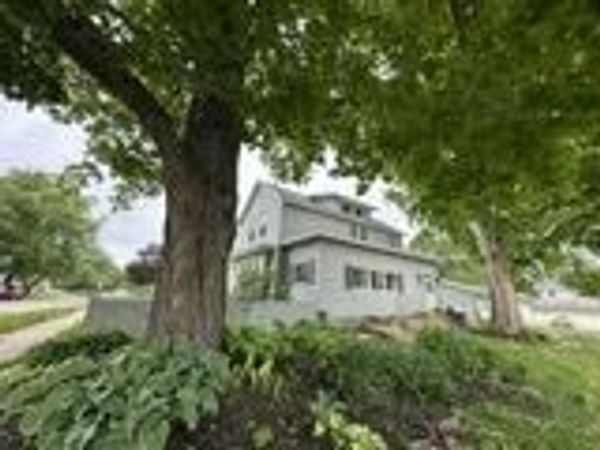 2905 PERSHING Boulevard , Clinton, IA 52732