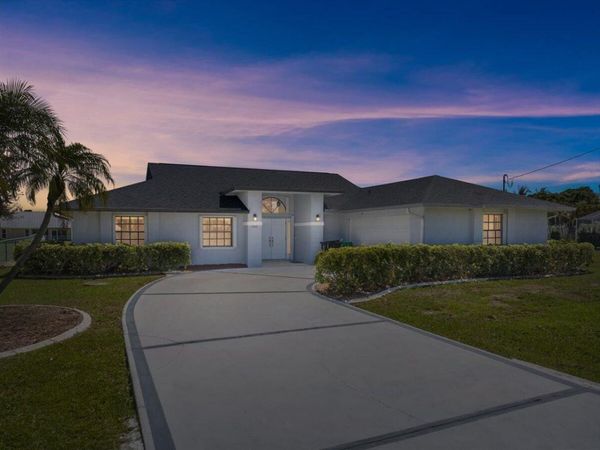 1902 SE Gaskins Circle, Port St. Lucie, FL 34952