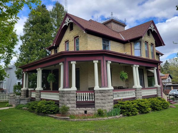 305 N Washington St, Watertown, WI 53094