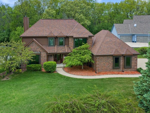 4385 S Sommerset Dr, New Berlin, WI 53151