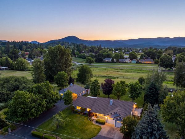 992 Auby Way, Grants Pass, OR 97527