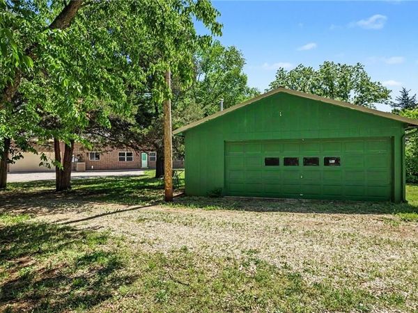 57 W Lake Road, Farlington, KS 66734
