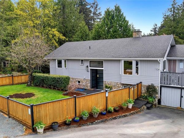 955 Sluggett Rd , Central Saanich, BC V8M 1E4