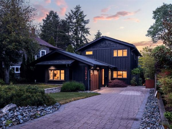 1217 Hewlett Pl, Oak Bay, BC V8S 4P6